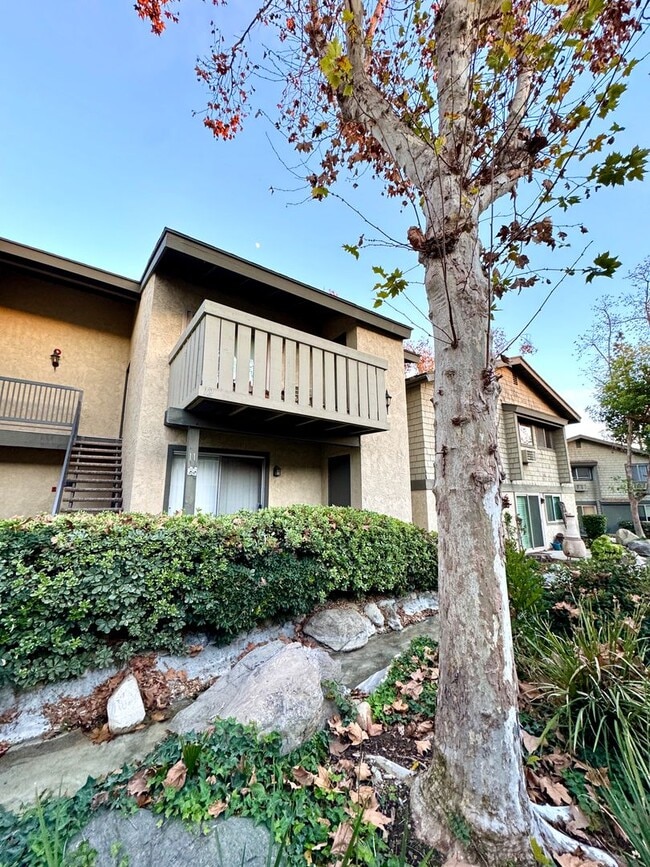Building Photo - 960 E Bonita Ave