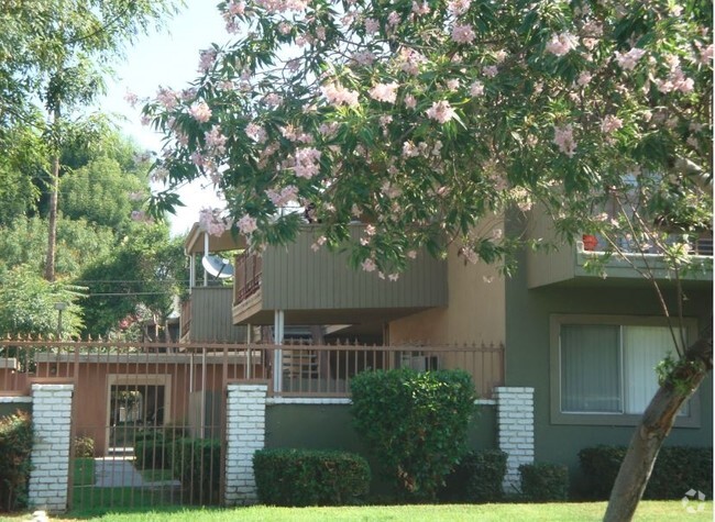 Exterior - Emerald Pointe Apartments