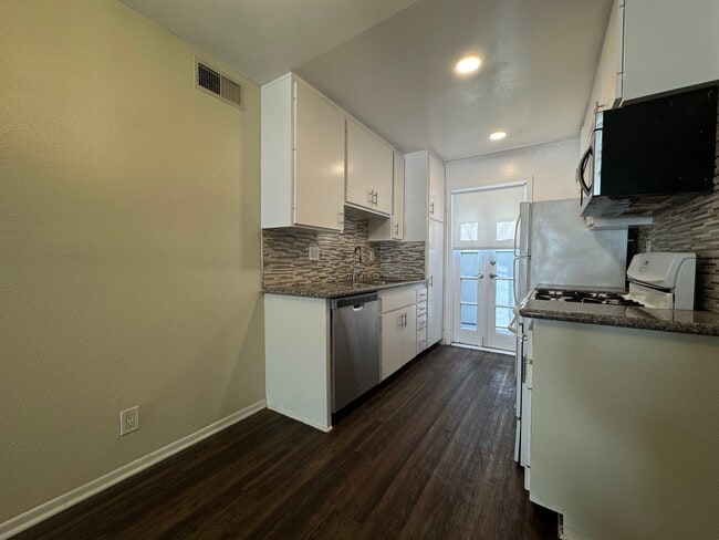 Photo - 1215 N Sweetzer Ave (West Hollywood, CA) Apartment
