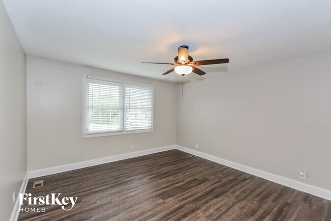 Building Photo - 516 Helton Dr