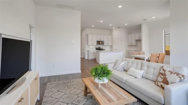 Building Photo - 1813 Walnut Grv Bnd