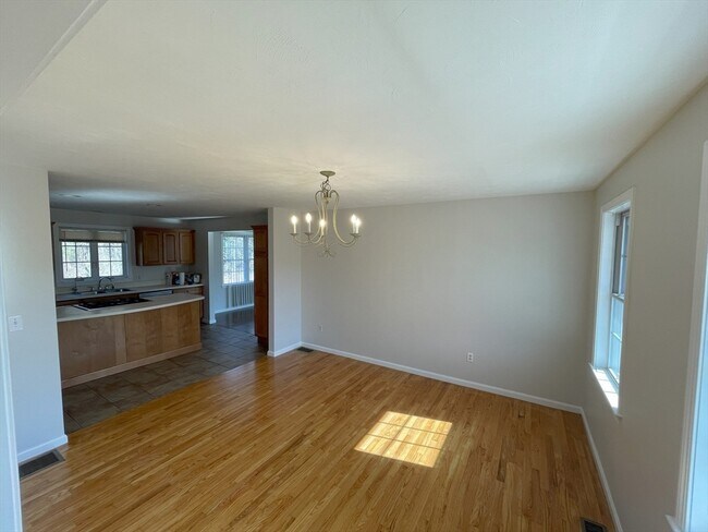 Foto del edificio - 544 Erickson Rd