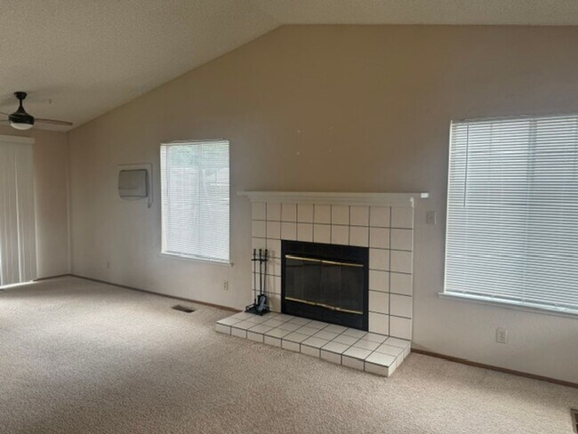 Foto del edificio - 6235 Chesterfield Ln
