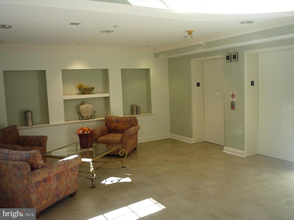 Foto principal - 7000 Falls Reach Dr