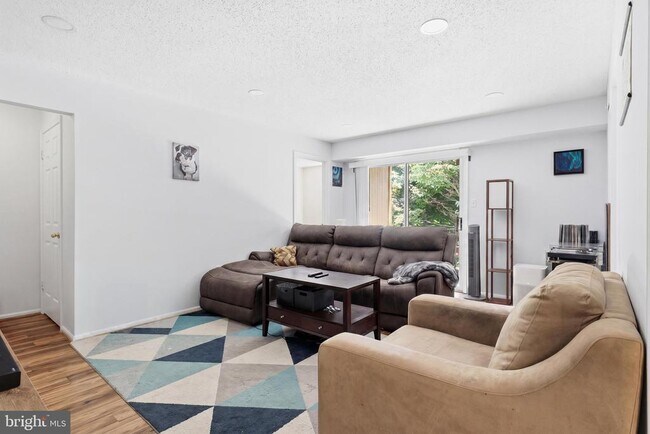 Foto del edificio - 7739 Inversham Dr