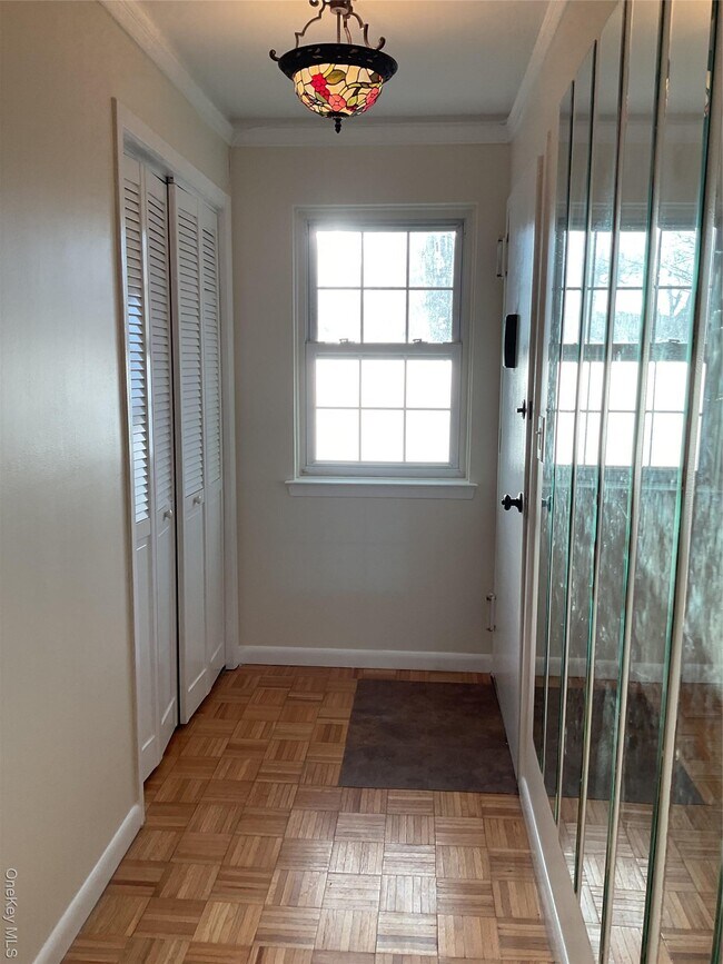 Building Photo - 430 Somerset Dr