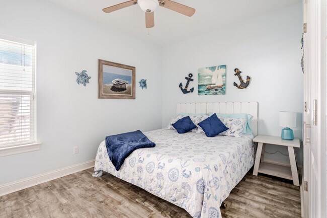 Building Photo - 998 Dolly St