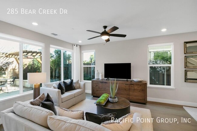 Building Photo - 285 Bear Creek Dr