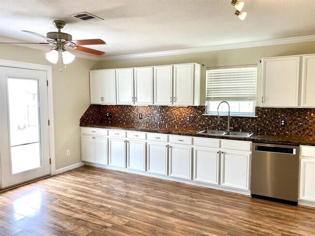Foto del edificio - 731 Abundance Ln