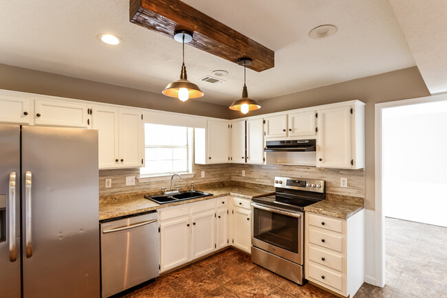 Building Photo - Stunning 2 Story Home!