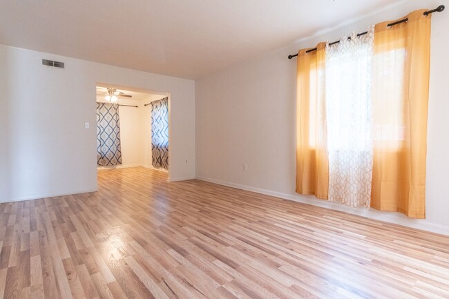 Foto del edificio - MOVE IN READY 3 Bedroom