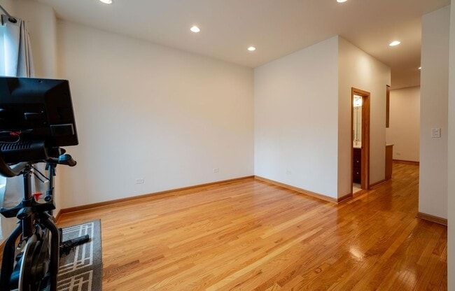 Building Photo - 3324 N Hoyne Ave