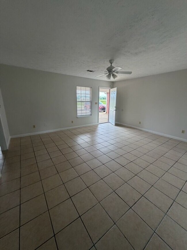Building Photo - Renovated 3 Bedroom 2 Bath Home for Rent!!