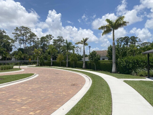 Foto del edificio - 6668 Pointe of Woods Dr