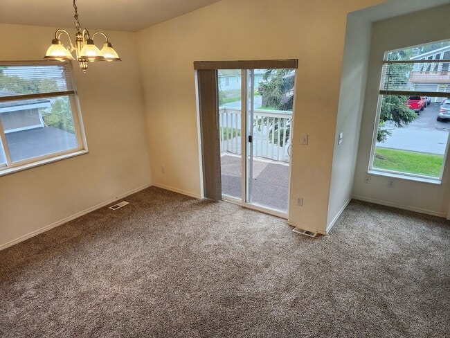 Building Photo - 705 Pearl Dr