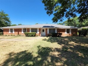 Building Photo - 2604 Buckingham Dr