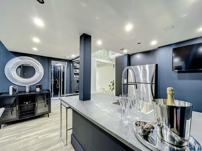 Building Photo - 825 Jimmy Buffett Mem Hwy