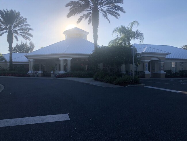 Building Photo - 2307 Silver Palm Dr