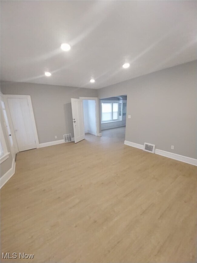 Foto del edificio - 1635 Hillcrest Rd