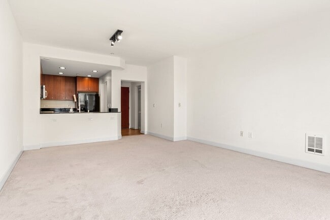 Building Photo - 585 9th St