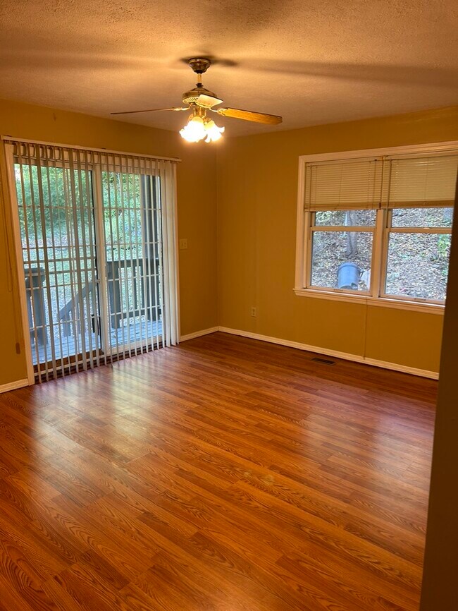 Building Photo - 400 Forest Heights Dr