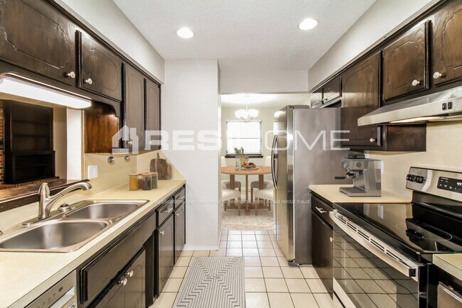 Foto del edificio - 5005 Oak Manor Dr