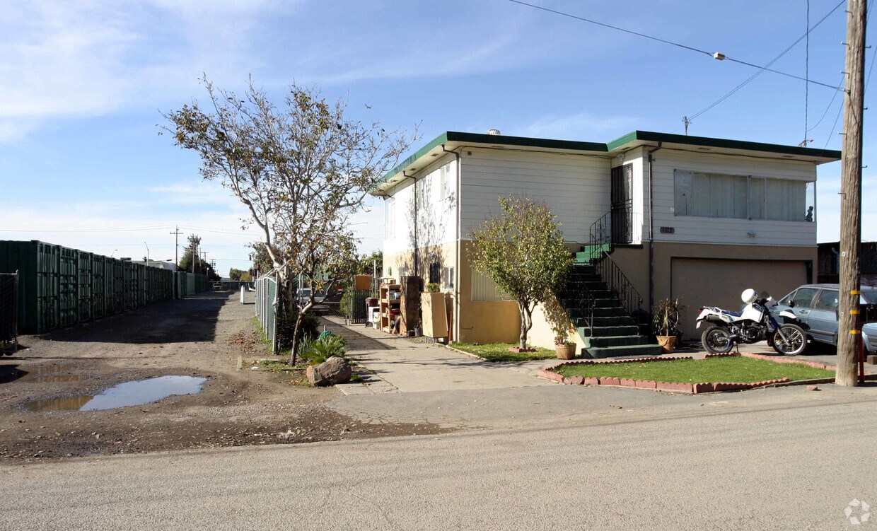 Foto del edificio - 23351 Saklan Rd