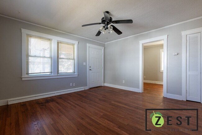 Foto del edificio - 3-BEDROOM 1-BATHROOM, 2 CAR GARAGE, FENCED...