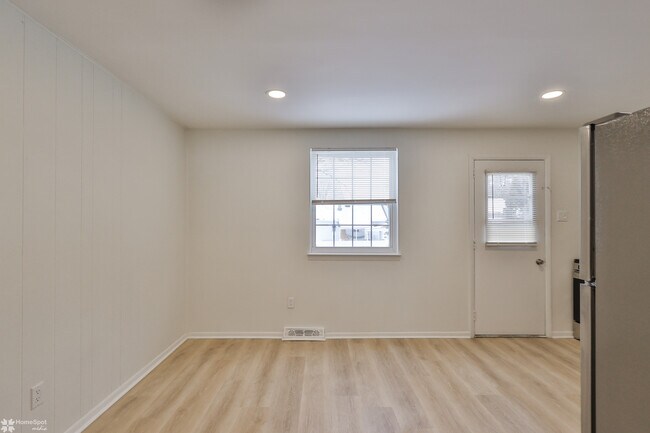 Foto del edificio - Pine Grove Townhomes