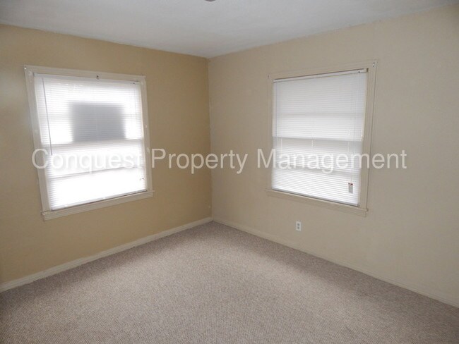 Building Photo - Quaint 2 bedroom duplex