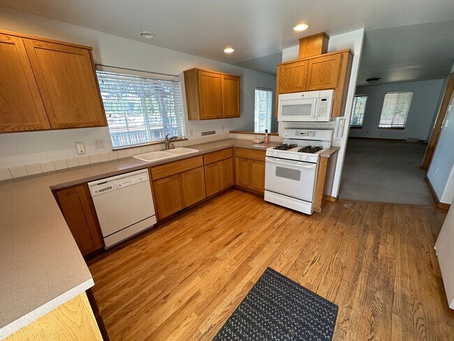Foto del edificio - Bring the DOG! 3 Bdrm located in Westside Pines, All Appliances, Newer Paint In & Out, Double Gar...