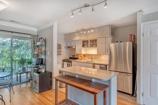Building Photo - Beautifully Updated Hessian Hills Condo