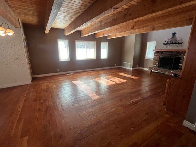 Foto del edificio - Charming Frazier Park Home Filled With Natural Light