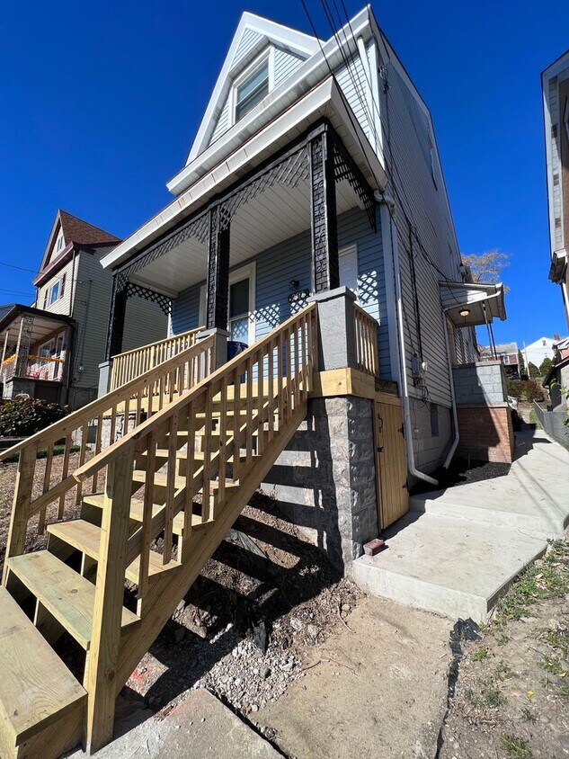 Updated 3 BR 2.5 bath house now available! - Updated 3 BR 2.5 bath house now available!