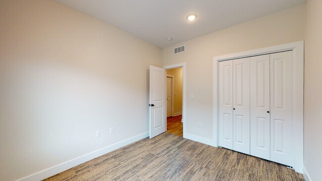 Building Photo - 1119 N Broadview Ln