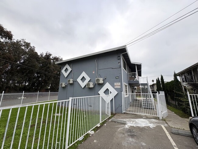 Building Photo - 42ndAve3916