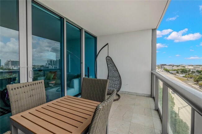 Foto del edificio - 601 NE 36th St