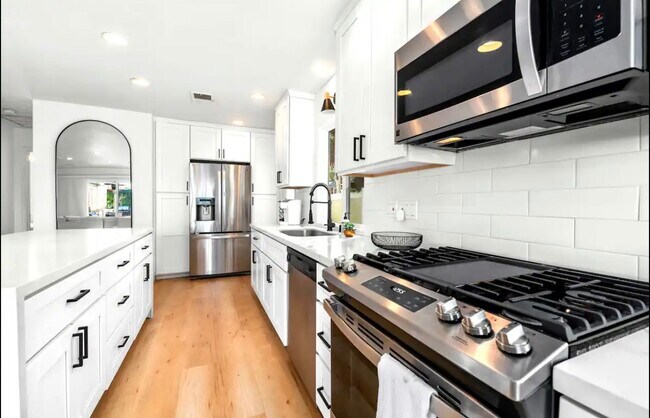 Building Photo - 3260 Geddes Dr