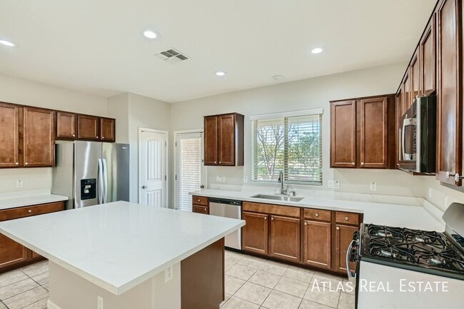 Building Photo - 970 W Deoni Trail
