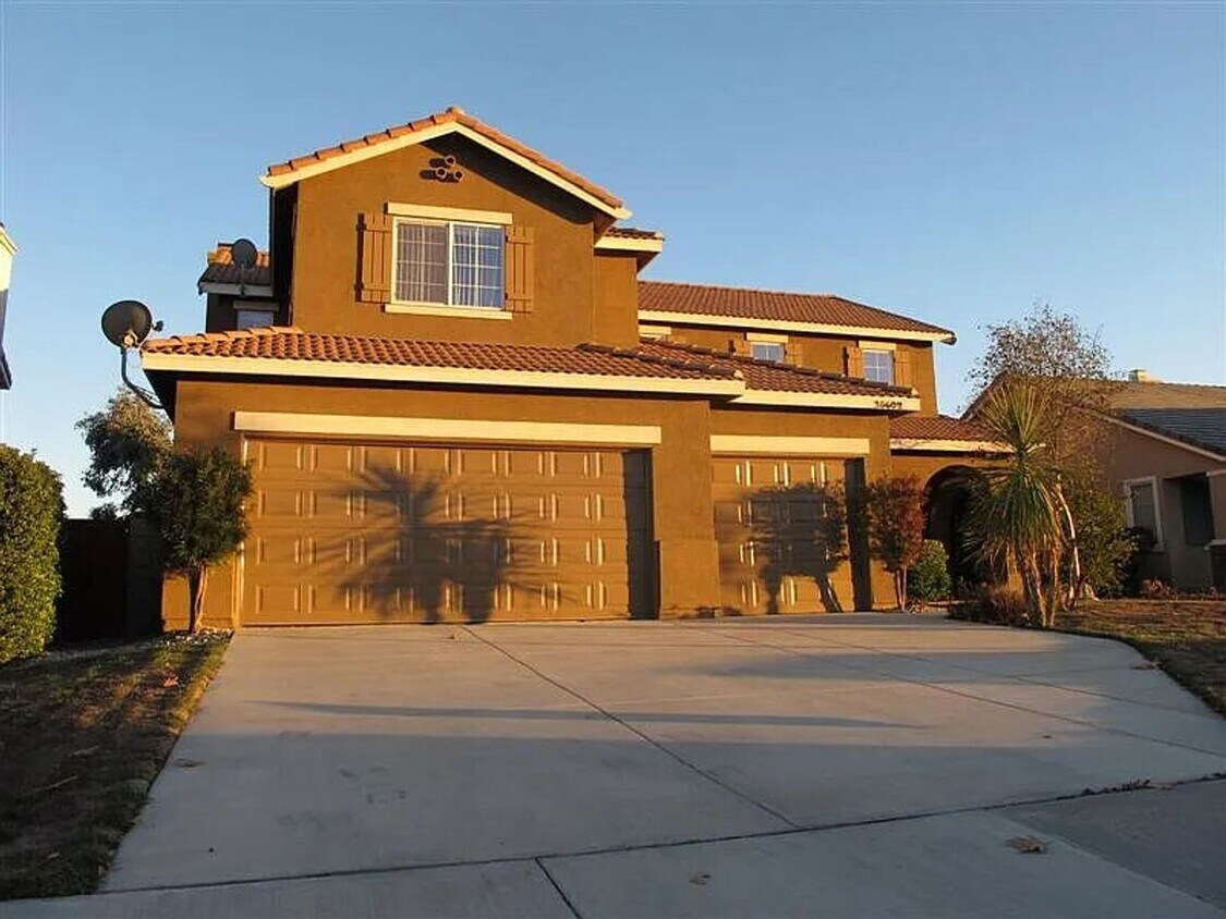 Four Bedroom Three Bathroom Home House Rental in