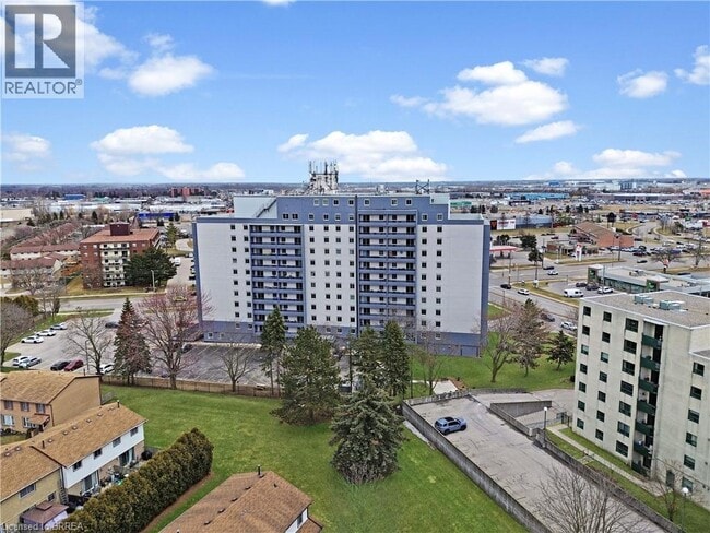 Photo du bâtiment - 640 West St