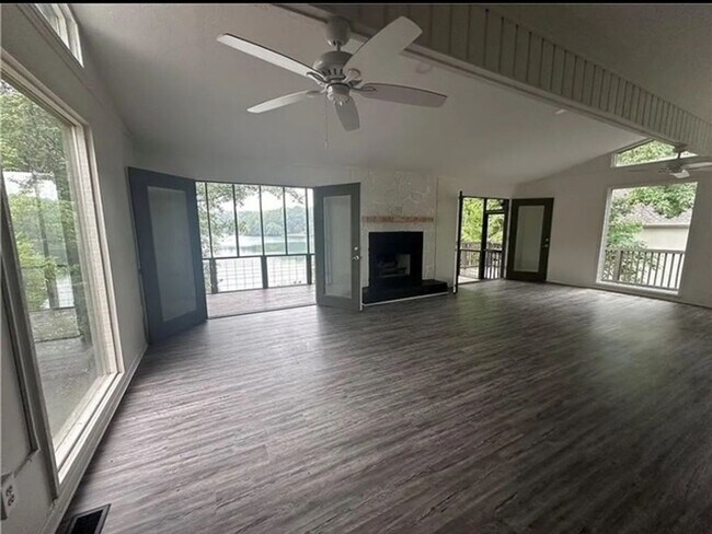 Foto del edificio - 5197 Woodmont Dr