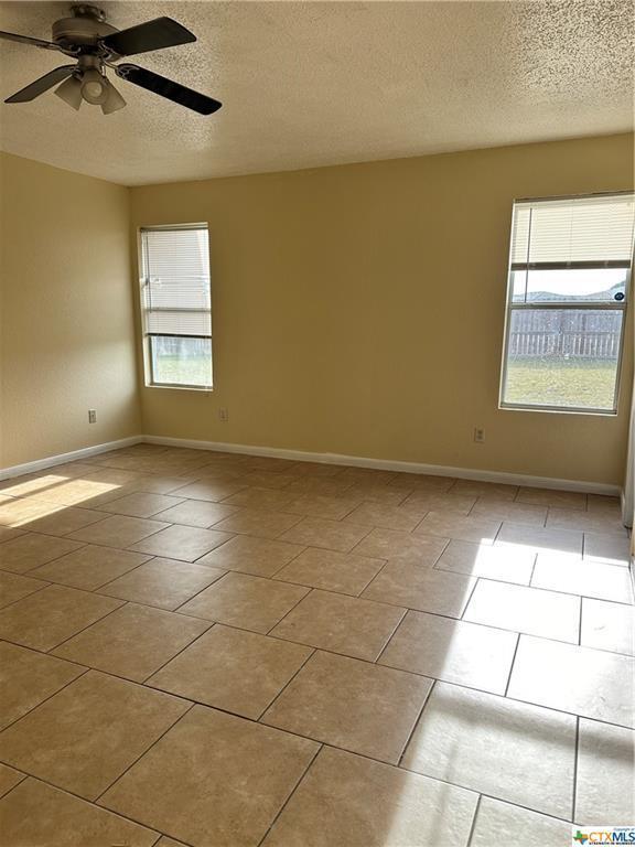 Foto del edificio - "Spacious 4-Bedroom Gem with 2 Full Baths in Killeen, TX - 1,647 Sq Ft of Comfort Awaits!"