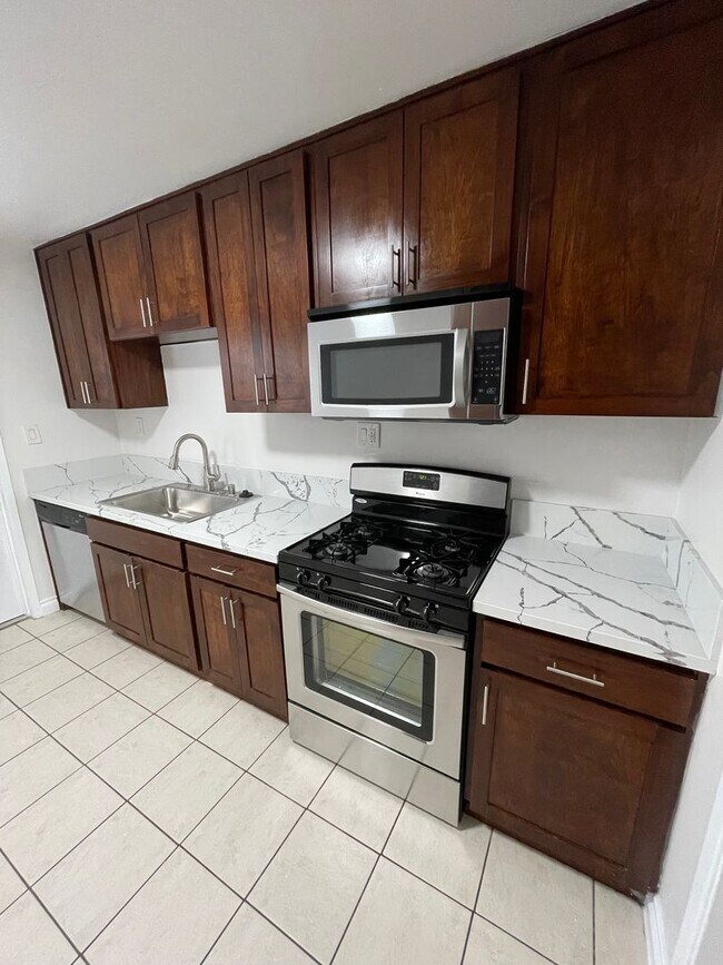 Building Photo - Beautiful Apartment in North Park
