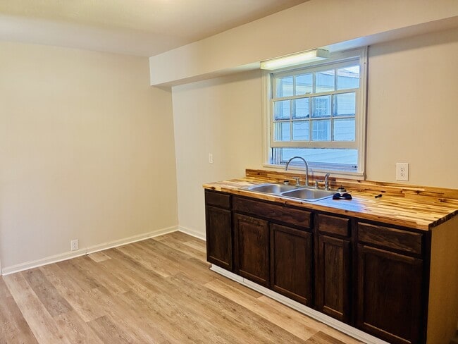 Building Photo - 806 Miller Ave