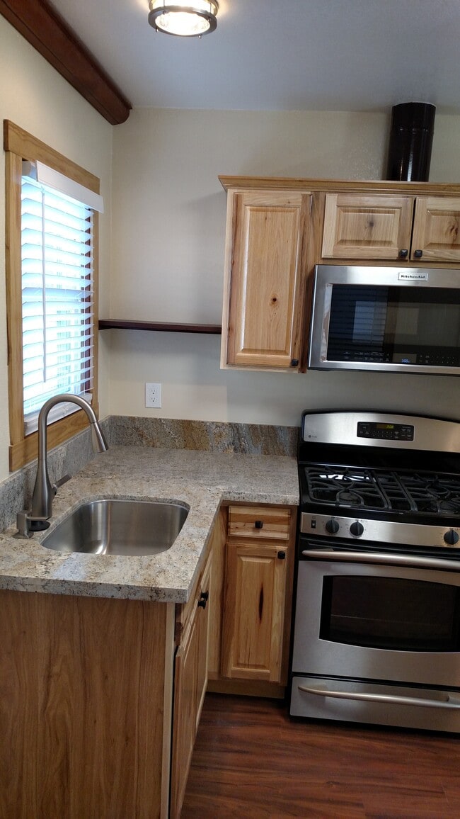 Building Photo - 225 Southlook Ave