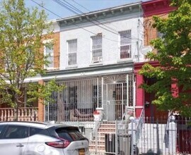 Building Photo - 555 Pine St