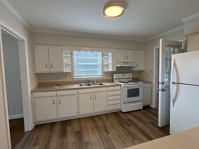 Foto del edificio - 3 BR with deck conveninent to Four Seasons Mall