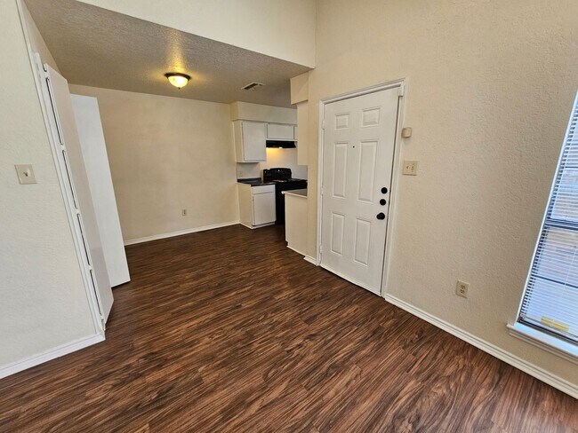 Foto del edificio - 3125 Tudor Ln