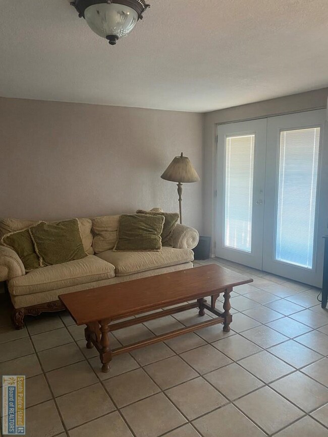 Foto del edificio - 1214 Trout Ave